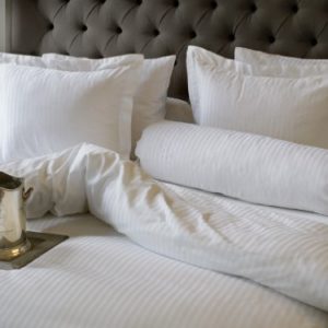 Schöne Bettwäsche aus Satin - weiß 135x200 von HnL Living